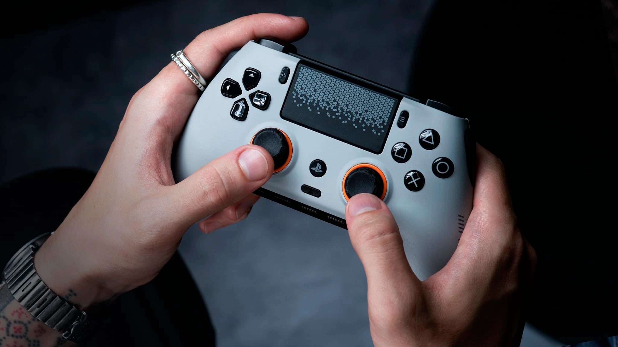 Sony apresenta gamepad Scuf Omega para PS5 com tecnologia de sticks TMR — Factivera